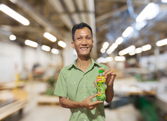 Anh Nguyễn Xuân Trung, một công nhân tại Đồng Nai là một trong những khách hàng may mắn trúng Giải thưởng 100 triệu đồng nhờ uống Trà Xanh Không Độ trong hè 2025.