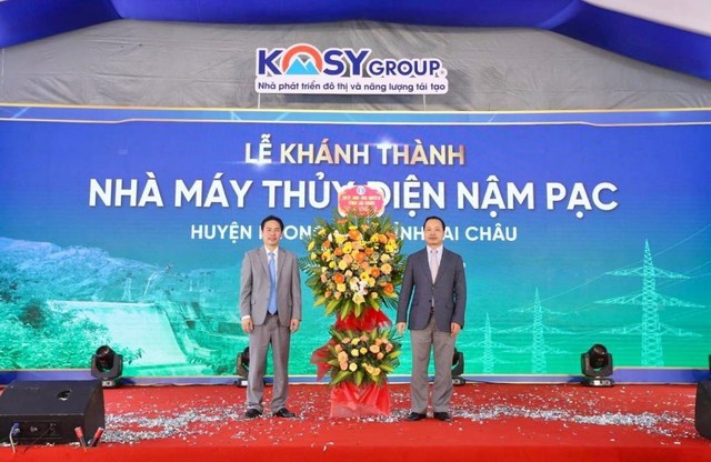 Ông Trần Tiến Dũng, Chủ tịch UBND tỉnh Lai Châu (bên phải) tặng hoa chúc mừng Lễ khánh thành nhà máy Thuỷ điện Nậm Pạc.