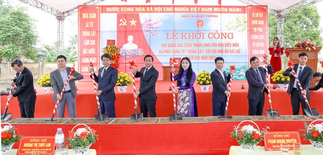 Bí thư Tỉnh ủy Hoàng Thị Thúy Lan cùng các đại biểu động thổ khởi công xây dựng Làng văn hóa kiểu mẫu thôn Bàn Mạch, xã Lý Nhân, huyện Vĩnh Tường