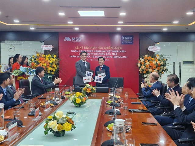 Ông Nguyễn Hoàng Linh - Tổng giám đốc MSB (trái) và ông Trương Thái Sơn - Chủ tịch Công ty TNHH Kl994 game bài casino hấp dẫn Thẩm định giá SunValue (phải) tham gia ký kết thỏa thuận hợp tác