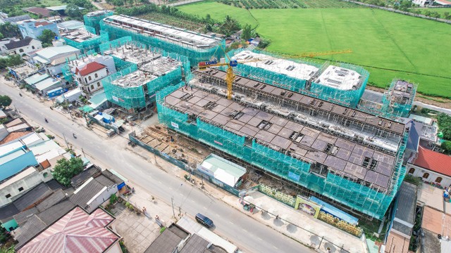 Dự án Tân Trụ Royal đang được xây dựng và dự kiến bàn giao và khách hàng có thể đưa vào Kl992 VIP Trang Chủ 2026 vào cuối năm 2023.