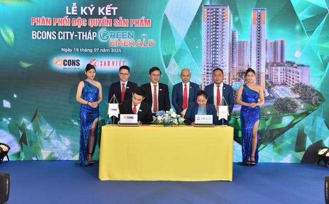 Ông Nguyễn Kiệt, Giám đốc Khối Kl991.com nạp rút nhanh Kl992 VIP Trang Chủ 2026 Kl994 game bài casino hấp dẫn Bcons và bà Phạm Thị Phương Thảo, Tổng giám đốc Công ty Sao Việt thực hiện nghi thức ký kết hợp tác.
