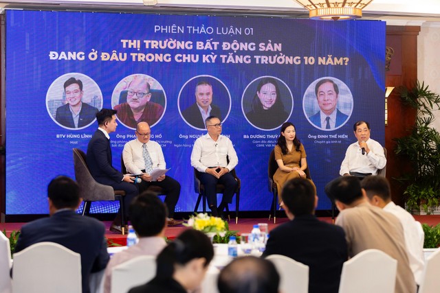 Các chuyên gia chia sẻ tại buổi toạ đàm. Các chuyên gia chia sẻ tại buổi toạ đàm.