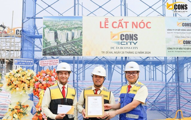 Ban lãnh đạo Kl994 game bài casino hấp dẫn Bcons trao bằng khen cho ban chỉ huy dự án.