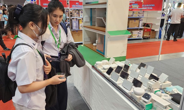 Nhiều bạn trẻ tham gia trải nghiệm, tham quan các sản phẩm công nghệ tại sự kiện