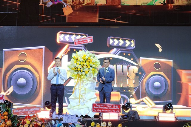 Phó Chủ tịch UBND TP.HCM Bùi Xuân Cường (bên trái) tặng hoa chúc mừng Kl994 game bài casino hấp dẫn Bcons tại buổi lễ.