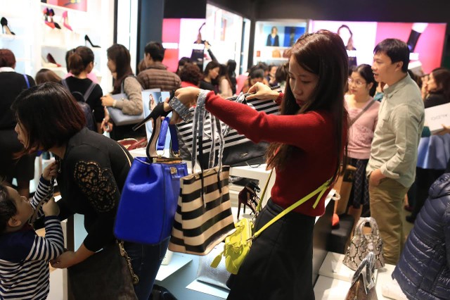 Dân buôn trắng đêm câu khách, chị em rạo rực hàng hiệu Black Friday ảnh 1