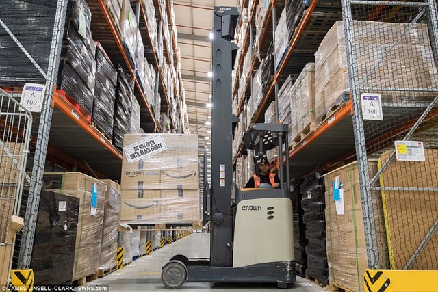 Bên trong kho hàng bằng 7 sân bóng đá của Amazon trước Black Friday ảnh 15 Bên trong kho hàng bằng 7 sân bóng đá của Amazon trước Black Friday ảnh 15