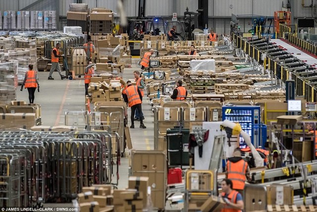 Bên trong kho hàng bằng 7 sân bóng đá của Amazon trước Black Friday ảnh 2 Bên trong kho hàng bằng 7 sân bóng đá của Amazon trước Black Friday ảnh 2
