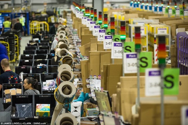 Bên trong kho hàng bằng 7 sân bóng đá của Amazon trước Black Friday ảnh 3 Bên trong kho hàng bằng 7 sân bóng đá của Amazon trước Black Friday ảnh 3