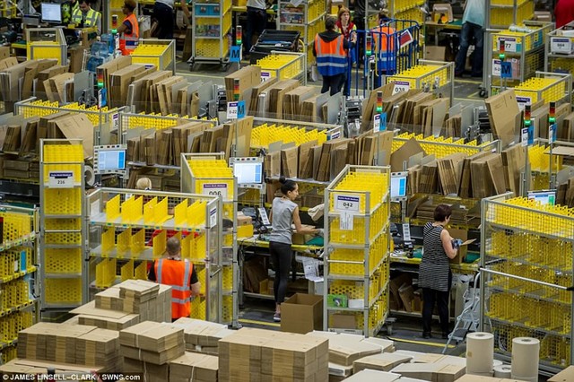 Bên trong kho hàng bằng 7 sân bóng đá của Amazon trước Black Friday ảnh 7 Bên trong kho hàng bằng 7 sân bóng đá của Amazon trước Black Friday ảnh 7
