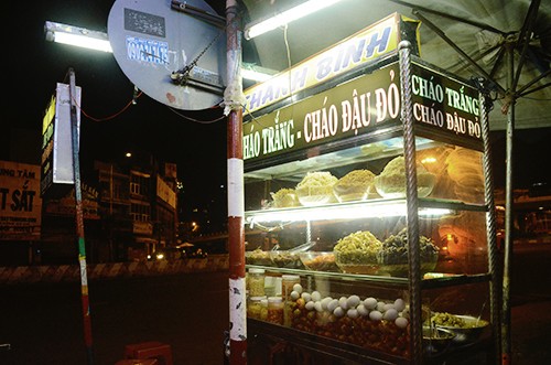 Ba quán ăn sát mặt đường đông khách ở Sài Gòn ảnh 1