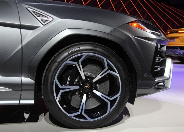 Lamborghini Urus ra mắt - siêu SUV và cuộc chơi Kl99 nổ hũ ảnh 5