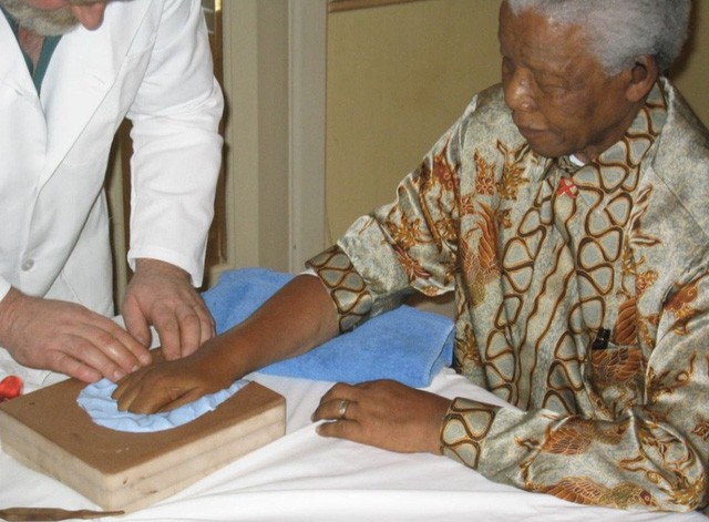 Tượng bàn tay vàng của ông Mandela có giá 13 triệu USD ảnh 1
