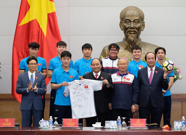 Thủ tướng kể chuyện chờ 5 tiếng để đón U23 Việt Nam ảnh 3