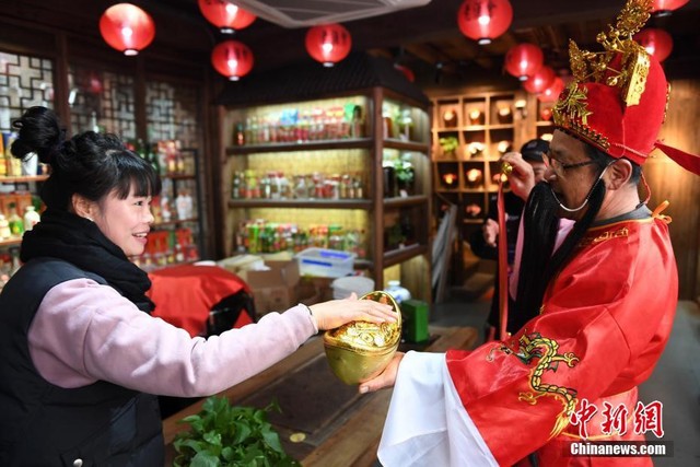 Rước Thần Tài, người Trung Quốc 'quét mã' nhận lì xì online ảnh 5 Rước Thần Tài, người Trung Quốc 'quét mã' nhận lì xì online ảnh 5