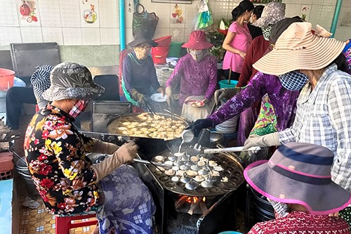 Khách đội nắng đợi hàng giờ để ăn bánh khọt nổi tiếng Vũng Tàu ảnh 1