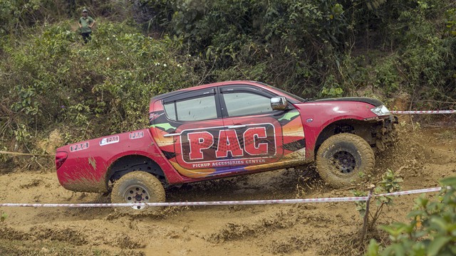 Bán tải Việt tranh tài off-road mừng sinh nhật ở Hà Nội ảnh 8