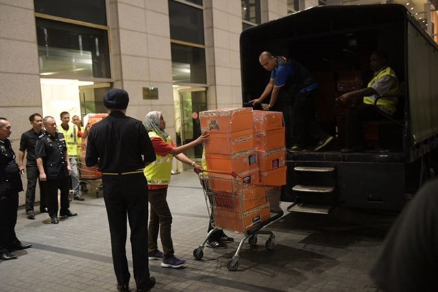 Malaysia thu gần 300 túi hàng hiệu, 72 bao tiền tại nhà cựu thủ tướng ảnh 1