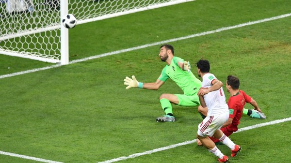 Bồ Đào Nha đi tiếp dù Ronaldo sút hỏng phạt đền ảnh 1