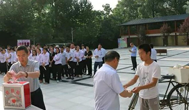 Cậu sinh viên bán 7.000 cây kem kiếm tiền học đại học, chữa bệnh cho bố  ảnh 1