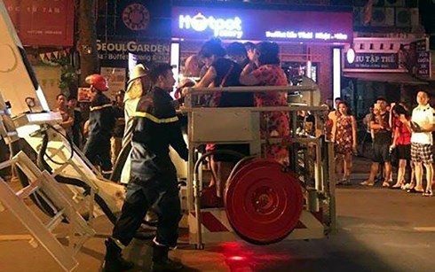 Hà Nội: Cháy lớn tại phố Trần Hưng Đạo, cứu sống 5 người bị mắc kẹt ảnh 2