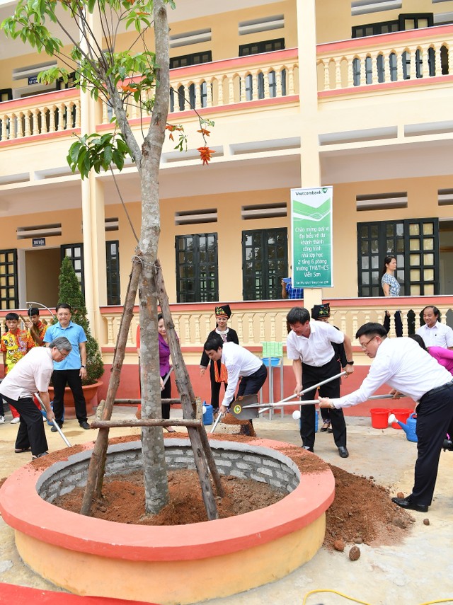 Lễ khánh thành công trình lớp học Trường TH&THCS Viễn Sơn (Văn Yên,Yên Bái) do Vietcombank tài trợ 3 tỷ đồng kinh phí xây dựng ảnh 3
