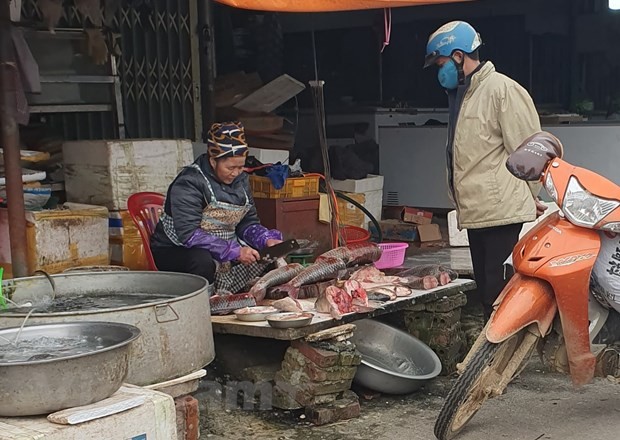 Mùng 4 Tết: Rau xanh, thủy hải sản tại Hà Nội tăng giá mạnh ảnh 2