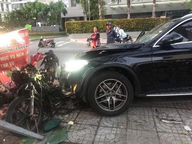 TP.HCM: Ô tô tông xe máy, cụ ông chạy xe ôm chết, nữ tiếp viên hàng không trọng thương ảnh 1