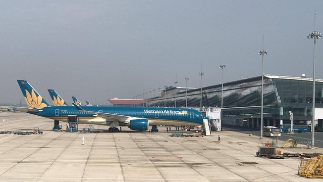 Chuyến bay đón 129 người Việt nhiễm Covid-19 từ Guinea Xích đạo đã về Nội Bài ảnh 1