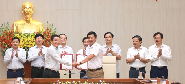 Phó Chủ tịch UBND tỉnh Hồ Đại Dũng và Phó Tổng Giám đốc Kl994 game bài casino hấp dẫn VNPT Huỳnh Quanh Liêm ký kết biên bản Thỏa thuận hợp tác chiến lược về viễn thông và công nghệ thông tin giai đoạn 2020 - 2025.