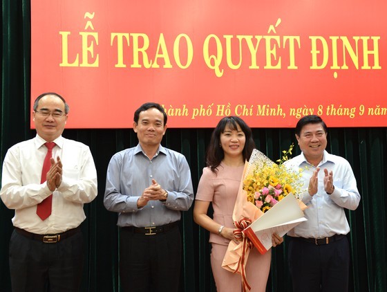 Bí thư Thành ủy TPHCM Nguyễn Thiện Nhân, Phó Bí thư Thường trực Thành ủy TPHCM Trần Lưu Quang, Chủ tịch UBND TPHCM Nguyễn Thành Phong chúc mừng đồng chí Phạm Thị Hồng Hà.
