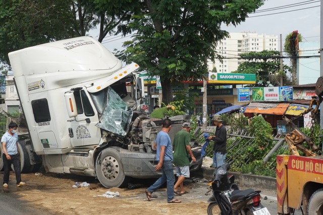 Hiện trường vụ tai nạn trên quốc lộ khiến 1 tài xế nguy kịch.