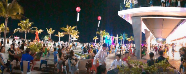 Bãi tắm Phương Đông nhộn nhịp du khách vào ban đêm.