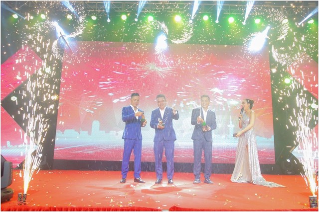 Ba anh em Trương Công Danh, Trương Tấn Lộc, Trương Tấn Lộc trong buổi lễ “25 năm – Một chặng đường”.