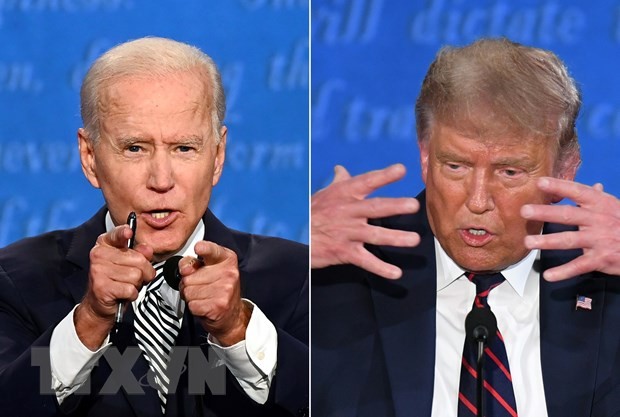 Tổng thống Mỹ Donald Trump (phải) và ứng viên Tổng thống đảng Dân chủ Joe Biden tại cuộc tranh luận trực tiếp đầu tiên ở Cleveland, bang Ohio ngày 29/9/2020. (Ảnh: AFP/TTXVN).