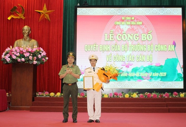 Đại tá Lê Xuân Minh, Giám đốc Công an tỉnh Hòa Bình trao Quyết định bổ nhiệm cho Trung tá Bùi Việt Hùng.