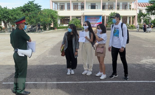 Các công dân được hướng dẫn làm thủ tục hoàn thành thời gian cách ly. (Ảnh: Xuân Triệu/TTXVN).