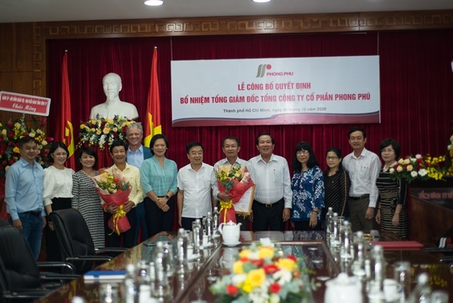 Các thành viên HĐQT, Ban kiểm soát, Ban điều hành Tổng công ty chụp ảnh lưu niệm với ông Dương Khuê và ông Phạm Xuân Trình.