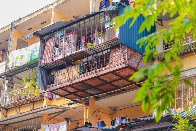 Các khu tập thể ở Hà Nội được xây dựng từ những năm 60-70 của thế kỷ trước hiện đã xuống cấp, gây mất an toàn, làm nhếch nhác bộ mặt Thủ đô. Ảnh: Vũ Đức Anh.