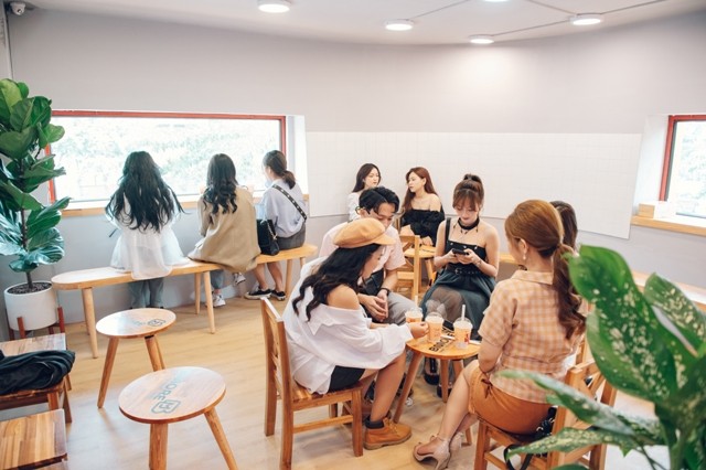 Bên cạnh thực đơn riêng biệt, Bmore còn có sức hút lớn với khách hàng bởi các cửa hàng được thiết kế trẻ trung với nhiều góc “sống ảo”.