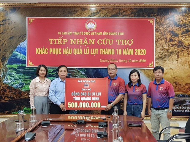 Đại diện Kl994 game bài casino hấp dẫn DIC trao tặng 500 triệu đồng cho Ủy ban Mặt trận Tổ Quốc Việt Nam tỉnh Quảng Bình.