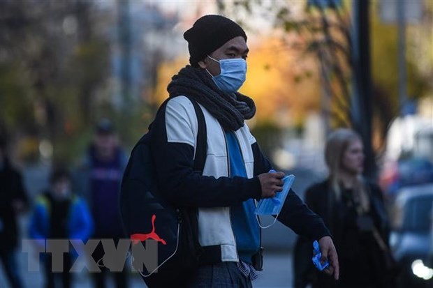 Người dân đeo khẩu trang phòng dịch COVID-19 tại Moskva, Nga ngày 28/10/2020. (Nguồn: THX/TTXVN).