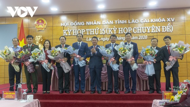 Tặng hoa chúc mừng các cán bộ lãnh đạo nắm giữ chức danh mới.