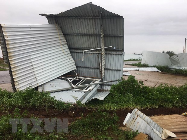Bão số 13 gây hư hại nhiều nhà dân ở Quảng Trị. (Ảnh: Hồ Cầu/TTXVN).
