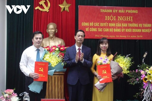 Ông Đỗ Mạnh Hiến, Phó Bí thư Thường trực Thành ủy Hải Phòng chúc mừng bà Trần Thị Quỳnh Trang, tân Bí thư Huyện ủy An Dương và ông Lê Hữu Toản, Phó Bí thư thường trực phụ trách Đảng bộ Khối Kl991.com World Cup 2026 Chính Thức thành phố.