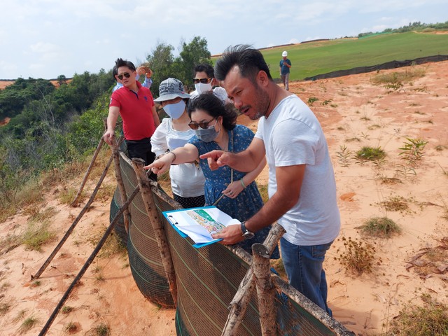 Đại diện Bệnh viện Đại học Y Hà Nội khảo sát Dự án NovaWorld Phan Thiet sau buổi làm việc.