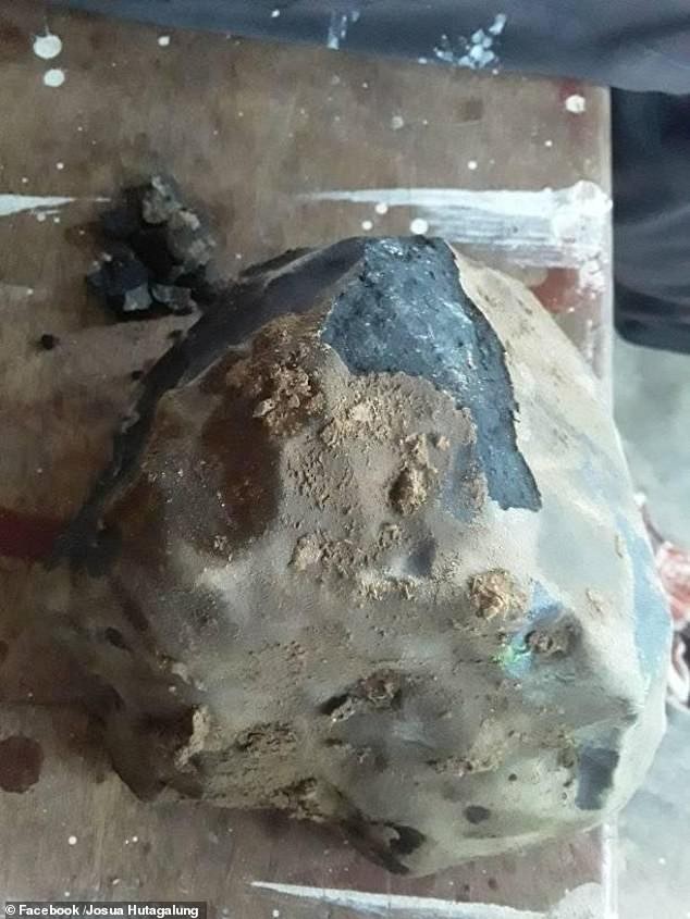Hình ảnh cục thiên thạch có giá trị sương sương hơn 40 tỷ từ trên trời rơi xuống.