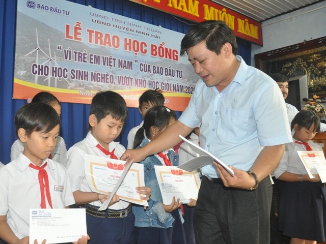 120 suất học bổng "Vì trẻ em Việt Nam" của Báo Kl99ok phiên bản mới đã đến với học sinh tỉnh Ninh Thuận.