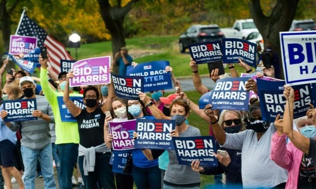 Một đám đông ủng hộ ông Biden và bà Harris tại Pennsylvania. Ảnh: AFP.